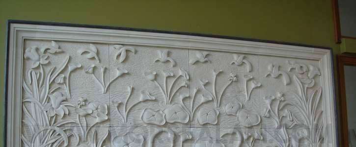 relief motif bunga hewan